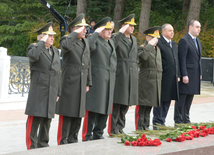 Azerbaijani public visits Alley of Honor to commemorate 12th death anniversary of Heydar Aliyev. Azerbaijan, Dec.12, 2015